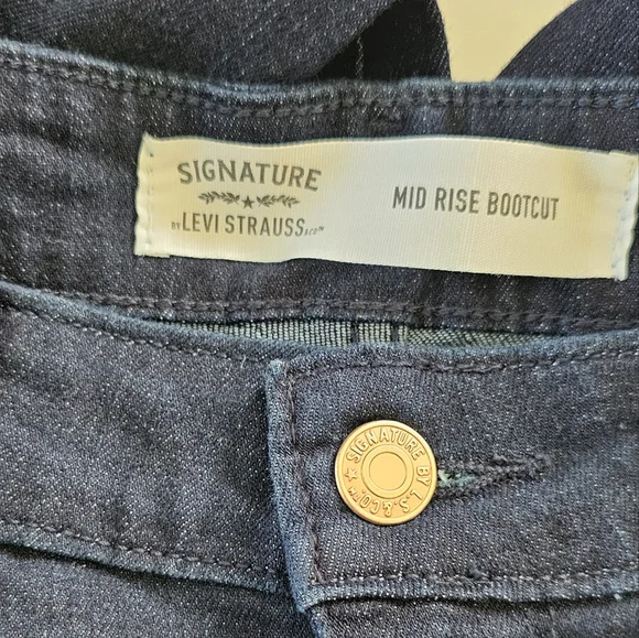 Levis Women’s Boot Cut Jeans - Picture 5 of 7